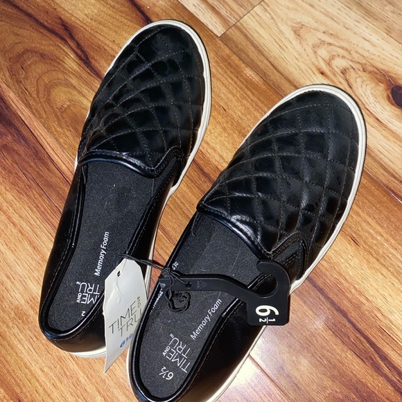 Size 6.5 TimeandTrue black faux leather diamond pleated sneakers - Picture 2 of 3